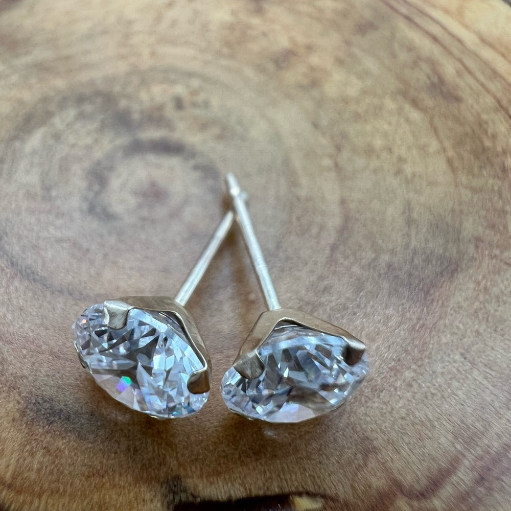 Elegant 10k Gold Sparkly Cut Glass Stud Earrings .68g